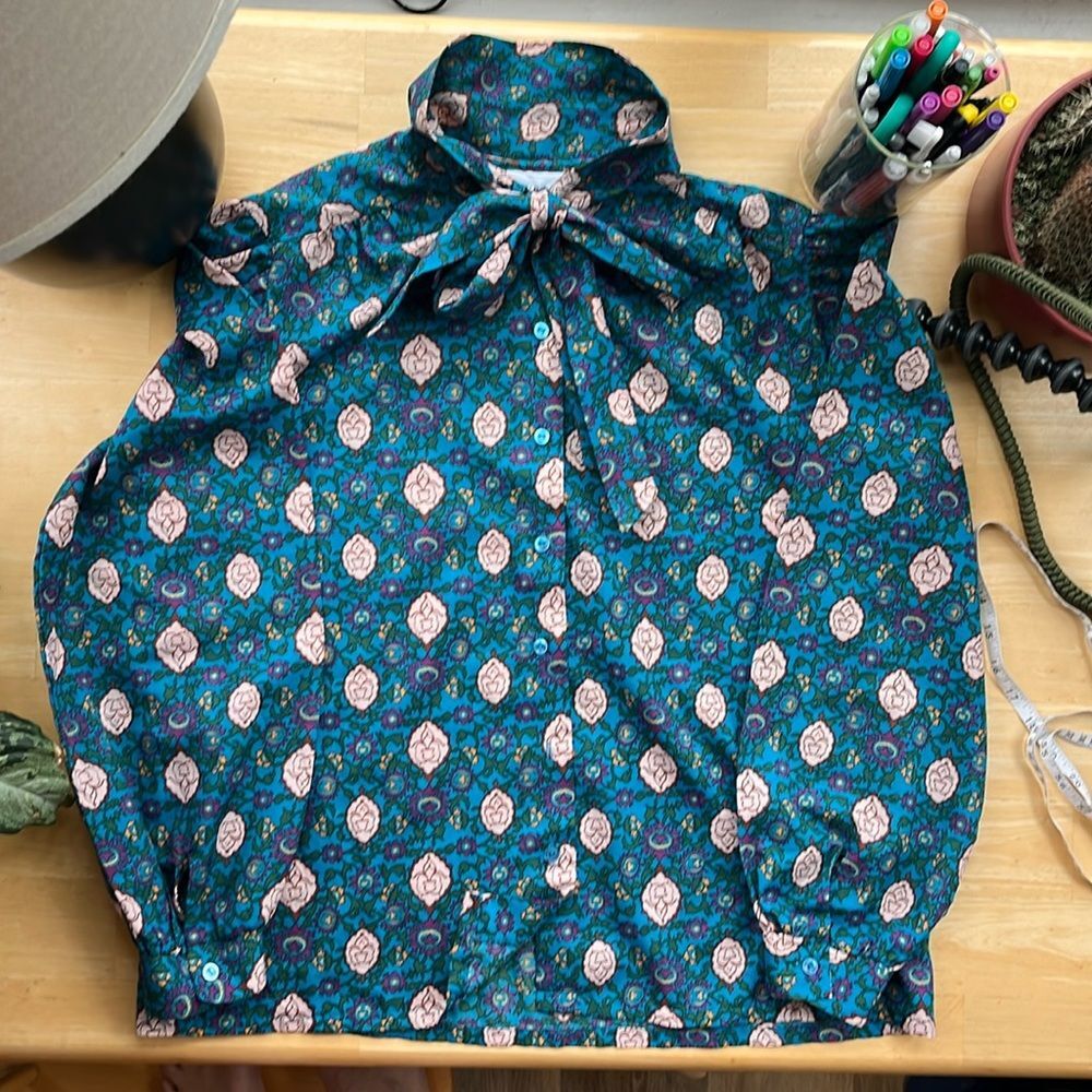 Vintage 90s Judy Bond Silky Print Blouse with Bow L